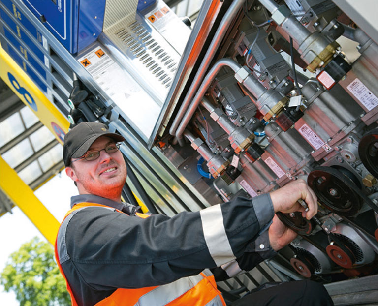 Arbeiter Tankstellenbau